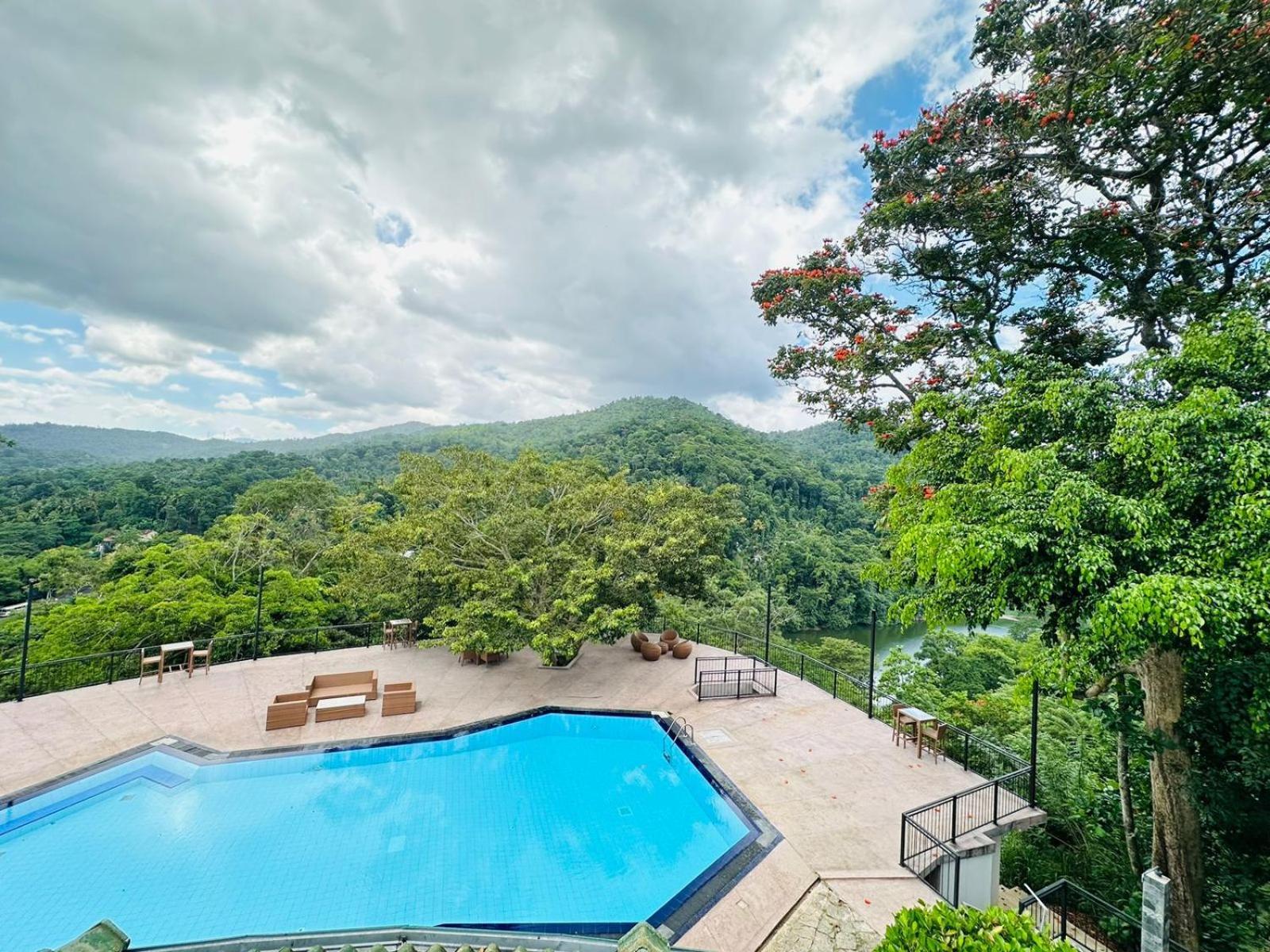 Indra Manel Family Holiday Resort Kandy Exterior foto